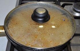 После закипания накрываем сковороду, снижаем огонь конфорки до малого. Гречка с фаршем тушится до готовности 20-25 минут. Если 3,5 стаканов воды не хватает – вливаем еще немного.