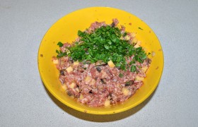 Грибы, сыр, порубленную зелень замешиваем в фарш.