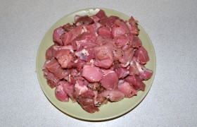 Напомним, что хорошо обжаривается мясо, если мы как следует обсушиваем его. Вот и наш кусок свинины, промыв в воде, промокаем бумажными полотенцами, после чего нарезаем кубиком или просто кусочками примерно по 25-30 мм. Посыпаем смесью перцев.