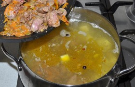 И сразу - заправку с печенкой со сковороды. Если надо, добавляем соли, варим еще 3-4 минуты.