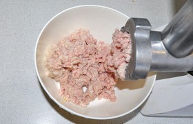 И пропускаем все это еще раз через мясорубку, теперь с мелкой решеткой, добавляя по ходу замоченный хлеб и лук. Но можно перемолоть все это за один раз.