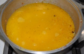 Замоченный рис избавляем от воды и закладываем в латку ровным слоем. Аккуратной струйкой вливаем горячую воду. Она должна покрывать рис на 12-15 мм. Даем закипеть, сразу накрываем латку крышкой и ставим слабый огонь. 