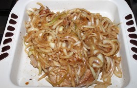 Засыпаем всем тем луком, в котором мариновалось мясо. 