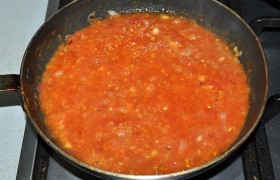 А между делом вторую луковицу шинкуем кубиком среднего размера,  пассеруем  на среднем огне 7-8 минут, добавляем измельченные помидоры (консервированные или свежие), базилик и орегано, немного перца и соли, сахар, тушим в открытой сковороде 9-10 минут – и подаем с котлетами. 