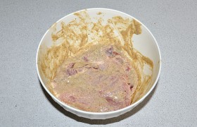 Кладем мясо, переворачиваем несколько раз, чтобы смесь ровно легла на стейки. Накрываем, оставляем мариноваться прямо на столе 1,5-2 часа (можно больше, но тогда – лучше в холодильнике).