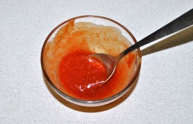Смешиваем горчицу с кетчупом и медом.

