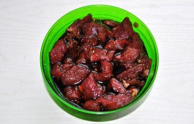 Промытую и обсушенную говядину нарезаем кусочками небольшого размера. Соединяем компоненты маринада, размешиваем. Попробуйте сначала на вкус соевый соус: если попался очень соленый, лучше развести его водой до приемлемой солёности. Заливаем говядину и маринуем не менее 20 минут.