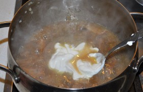 Через 2-2,5 часа, когда говядина уже мягкая, добавляем сметану, перемешиваем, пробуем на соль и продолжаем тушить еще минимум полчаса. 