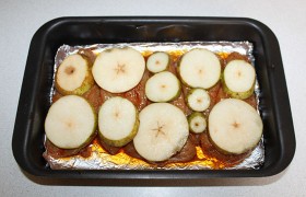 накрываем ломтиками груши, на 15 минут ставим в нагревшуюся до 240-250° духовку.