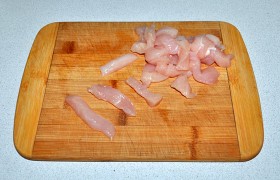 Филе, промытое и максимально обсушенное, нарезаем тонкими брусочками толщиной примерно 10 мм.