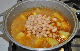 Выкладываем из банки фасоль. Соус в ней пробуем, вкус нормальный – добавляем в латку, перемешиваем. доводим до закипания.