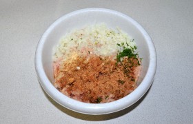 Куриное филе, промытое, нарезанное на куски, пропускаем через мелкую решетку мясорубки, добавляя хлебный мякиш (без замачивания). Посыпаем приправой, перцем и солью, добавляем лук, порубленный очень мелким кубиком, и укроп, молоко. Вымешиваем и раз 20  отбиваем  о дно миски. 