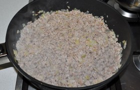 Закладываем мясной фарш, за 8-9 минут, постоянно помешивая и раздавливая комочки фарша, доводим его до практической готовности.