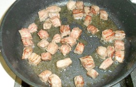 Дав маслу в сковороде 4-5 минут  перекалиться , засыпаем мясо, быстро, постоянно перемешивая-переворачивая, обжариваем до исчезновения красного цвета и небольших корочек. 