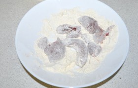Кусочки печени солим,  панируем  в муке, кладем в сито и вытряхиваем лишнюю муку. 