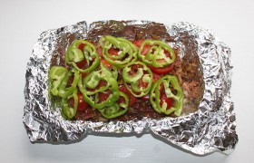 Кладем еще треть мяса, грибы, далее – остатки говядины, морковь, половинки помидорок черри и кольца сладкого перца. Овощи подсаливаем и – что необязательно – перчим.