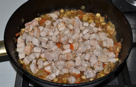 Добавляем в сковороду с соусом мясо, 