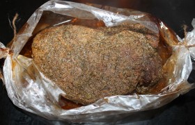 И еще 15-20 минут запекаем мясо, подняв повыше и разрезав рукав. Указанное время не может быть точным, поскольку и толщина мяса может быть разной, и поведение духовки. Поэтому через час стоит проткнуть мясо в середине, и по усилию, с которым погружается вилка для мяса, и цвету сока судить о готовности. Прозрачный – мясо практически готово, розоватый – не пропеклась середина. Готовой говядине надо еще постоять минут 15-20, чтобы дойти до полного вкуса.