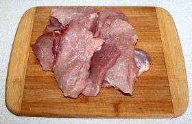 Приготовление привычно начинаем с промывания и обсушивания мяса. Поперек волокон нарезаем небольшие ломтики 10-12-миллиметровой толщины. Каждый, положив в пакетик во избежание брызг, слегка  отбиваем . 
 
 
 
 
 
 