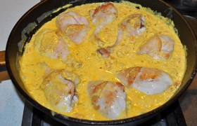 Кладем в соус куриные ножки, ложкой поливаем их сверху соусом. Накрываем и на небольшом огне даем потушиться 10 минут. Протыкаем в толстом месте ножку зубочисткой – она идет мягко, если мясо готово. Нет – переворачиваем голени и тушим еще немного, пока станут совсем мягкими.