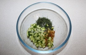 Соус для котлет делаем совсем просто. Огурец делим вдоль, выбрасываем семена, остальное шинкуем очень мелким кубиком. Добавляем соль и перец, рубленый укроп (можно сушеный), поливаем лимонным соком.
