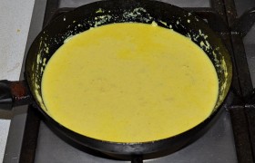 Мясо, картофель и грибы кладем в латку или толстодонную кастрюлю. А на второй сковородке распускаем сливочное масло, с помощью маленького ситечка рассыпаем ложку муки, помешивая, пассеруем 1-1,5 минуты. Добавляем карри, следом заливаем сливки или сметану, перемешиваем 20-30 секунд.