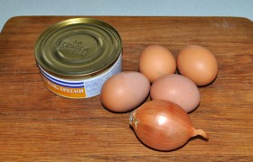 Практически все продукты – немногочисленные – для салата.