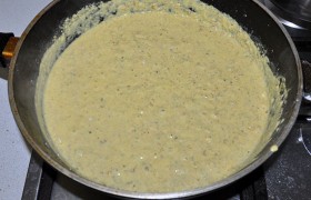 Вливаем сметану, смешанную с мукой, солим, перчим, доливаем кипятком. Засыпаем паприку и карри. Даем прокипеть минутку. Выкладываем в соус печенку. Как только она закипела – накрываем крышкой и выключаем, пусть постоит до подачи 4-5 минут.