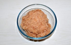 Домашний куриный фарш обычно вязкий, суховатый, потому овсяные хлопья или кусочки батона замачиваем в сливках (молоке), а, добавив в фарш, доливаем в него еще жидкости, приправы, хорошо вымешиваем и привычно  отбиваем  – не меньше 20 раз бросая в миску. 