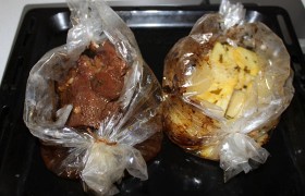 Запекается мясо около полутора часов. Но, поскольку время зависит и от духовки, и от толщины куска говядины и ломтиков картошки – после часа есть смысл проверить 1-2 раза готовность того и другого с помощью прокола двузубой вилкой.