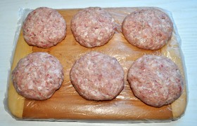 Формуем 5-6 круглых, довольно толстых бифштексов (30-40 мм). Смазываем при этом ладони не водой, а растительным маслом, тогда удастся почти избежать «стреляющих» при жарке капель масла.