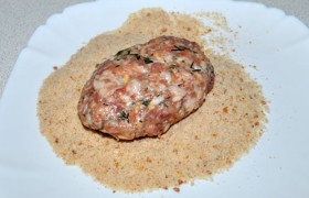  Панируем  в насыпанных в тарелку сухарях, слегка прижимая, похлопывая, чтобы панировка ровно легла на котлеты.
