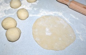 Крутим между ладонями, превращая кусочки в шарики. Каждый шарик раскатываем – тонко. 