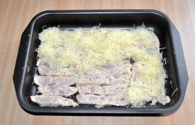 Форму или противень промазываем растительным маслом, раскладываем палочки, посыпаем мелко натертым сыром. 