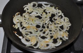 На сковороде, на огне немного выше среднего, разогреваем масло, полукольца лука посыпаем сахаром и  пассеруем  минут 5, при постоянном помешивании. 