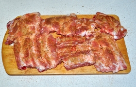 Посыпаем мясо приправами и слегка 