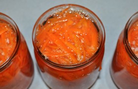 В банки (стерилизованные, конечно) насыпаем по 5-8 горошин перца, заполняем морковью, заливаем кипятком на 15 минут. Затем сливаем воду, прижимая морковь в банке маленьким ситечком. Для маринада 2-3 минуты кипятим воду с сахаром, солью и маслом, в конце вливаем уксус – и заливаем в банки с морковью сразу, как слили кипяток.