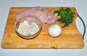 Для фарша – у нас еще куриное филе, луковица и зелень. 
