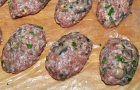 Когда лепим котлеты, бросаем каждую раз 8-10 с руки на руку – для сохранения формы.