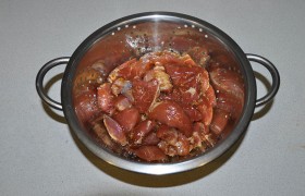 На несколько минут помещаем мясо в дуршлаг.