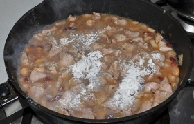 Посыпаем мукой, помешиваем минуту до загущения соуса.