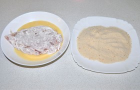 и плотно панируем в сухарях.