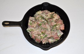 Перед готовкой, включив духовку на 190-200°, в мясо добавляем сметану, еще раз хорошо вымешиваем и выкладываем в форму, немного смазав ее маслом. Запекаем около часа, до мягкости и корочки сверху. В процессе запекания куски мяса можно перевернуть, чтобы они взялись аппетитной корочкой с обеих сторон.