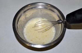 Соединяем яйца с сахаром, взбиваем.
