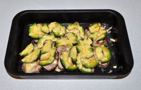 И посыпаем сыром. Если вы любите более толстую корочку сыра – натрите его побольше. Запекаем 10-15 минут в духовке. Вынимаем форму и оставляем  мясо для отдыха на 5-10 минут.