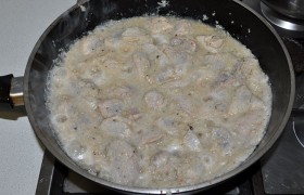 Теперь ставим на огонь сковороду или другую посуду с толстым дном для тушения, перекладываем в нее свинину с луком, доводим до кипения. Снижаем огонь до малого - и пусть себе  тушится  под крышкой до готовности. 