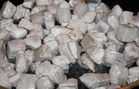  
Масло сначала  перекаливаем  на сковороде, стоящей на сильном огне, только после этого засыпаем  мясо и 3-4 минуты жарим, непрерывно перемешивая и переворачивая кусочки, пока уйдет их розовый цвет. 
 
 
 