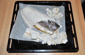 Рыбе на противне даем немного остыть, раскалываем аккуратно соляную корку. Кожа снимается легко (она соленая, потому и снимаем). Так же легко целиком отделяется одно и второе филе, которые мы и подаем на стол. Рыба получается очень ароматной и сочной.