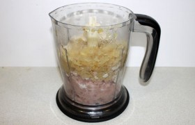 Мясо измельчаем, пропустив 2-3 раза через мясорубку, или в блендере. Когда кусочки мяса станут величиной с рисинку – засыпаем лук и замоченный батон. Если батон попался не слишком плотный и хлеб жидковат – немного отожмем сливки.