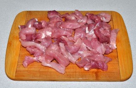 Промытое мясо промокаем бумажным полотенцем. Нарезаем (поперек мясных волокон) ломтиками в 10-12 мм толщины, из которых нарезаем брусочки той же толщины.